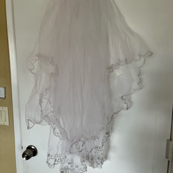 NWT- David’s Bridal Two-Tiered Fingertip Length Wedding Veil - Picture 5 of 8